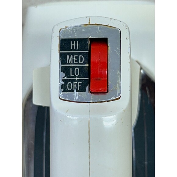 Vintage 1960s General Electric Portable 3 Speed Hand Electric Mixer Model 20M47 - Picture 10 of 16